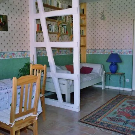 Provencale Avec Salle De Bain Privee Et Parking - Fr-1-585-109 3* Futeau