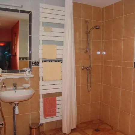 Provencale Avec Salle De Bain Privee Et Parking - Fr-1-585-109